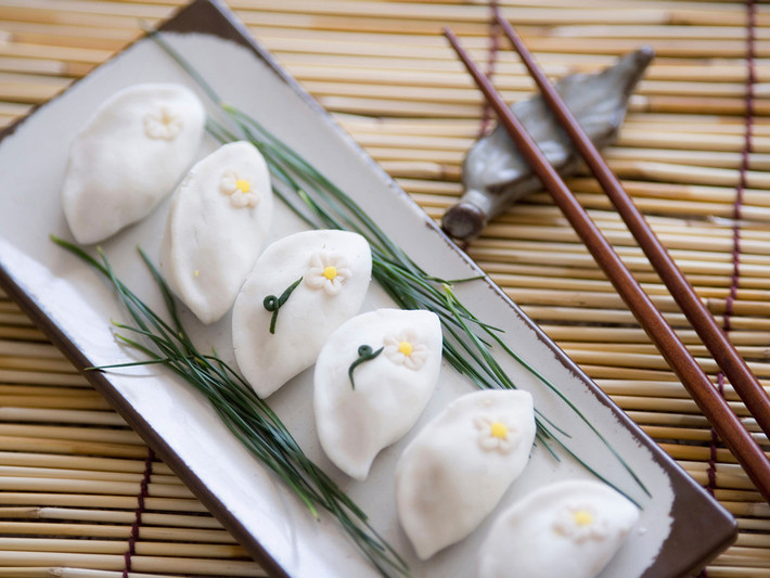 Hàn Quốc: Trung Thu là một trong những lễ hội lớn nhất trong năm ở xứ sở kim chi. Trong dịp này, người ta làm món bánh truyền thống, gọi là songyeon. Bánh trung thu của Hàn Quốc mang hình bán nguyệt và không tròn như của Trung Quốc. Ảnh: Conde Nast Traveler.