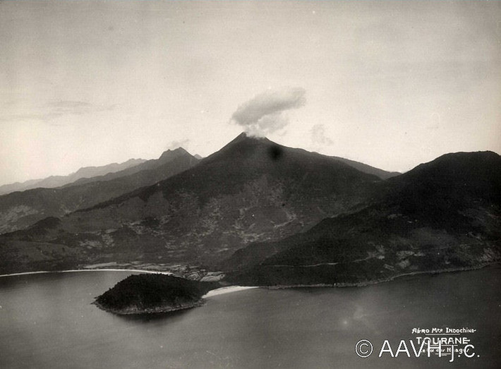 Toàn cảnh khu vực đèo Hải Vân - núi Bạch Mã nhìn từ máy bay, năm 1932. Ảnh tư liệu.
