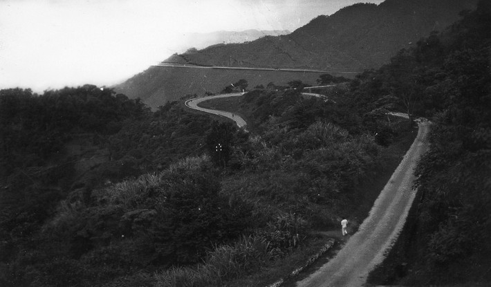 Những cung đường uốn lượn trên đèo Hải Vân, 1938-1939. Ảnh tư liệu.