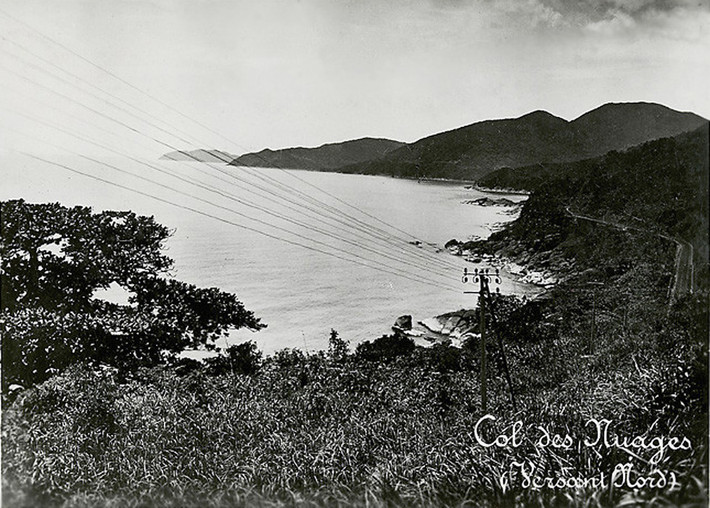 Cảnh biển và núi hùng vĩ nhìn từ trên đèo Hải Vân, khoảng năm 1920-1935. Ảnh tư liệu.