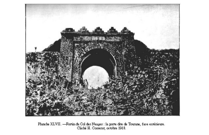 Hải Vân Quan, một công trình phòng thủ trên đỉnh đèo Hải Vân, 1918. Công trình này về sau được xây thêm một tầng, vẫn tồn tại đến ngày nay. Ảnh tư liệu.