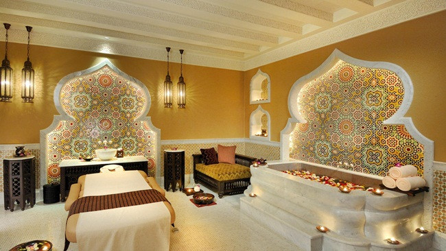 Khu vực spa của khách sạn rộng 1.500m2 cung cấp cho khách chăm sóc da và làm đẹp. Tone màu vàng được sử dụng trong khách sạn cũng giúp du khách cảm nhận được sự sang chảnh và quý phái khi ở đây.