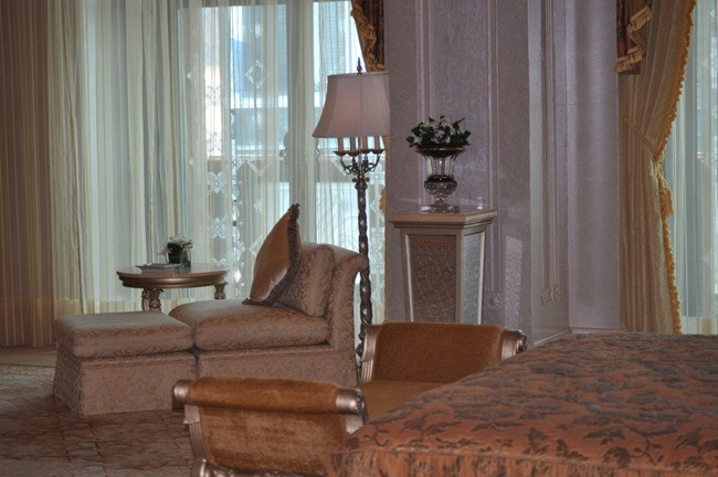 Trong các phòng, đắt đỏ hàng đầu là Palace Suite có giá 15.000 USD/đêm, rộng hơn 650m2. Trong phòng Palace Suite có chỗ ăn cho 12 người và một phòng khách riêng.