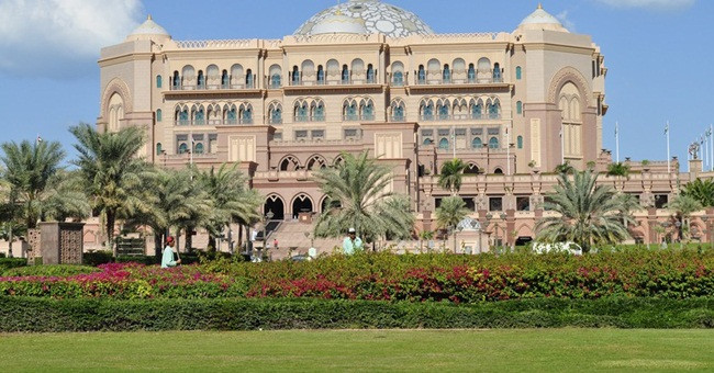 Trong số những khách sạn xa hoa ở Abu Dhabi, UAE, không thể không nhắc đến khách sạn Emirates Palace.