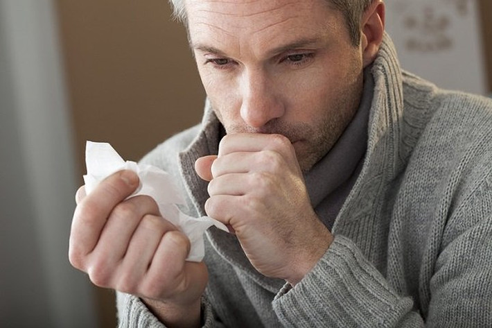 Triệu chứng: Những người bị nhiễm MERS-CoV phát triển thành căn bệnh về hô hấp cấp tính có các triệu chứng như sốt, ho và thở dốc. Các trường hợp này có thể nghiêm trọng, với khoảng 30% trong tất cả các trường hợp bị MERS được xác nhận đã dẫn đến tử vong. Một số trường hợp đã được báo cáo là nhẹ.
