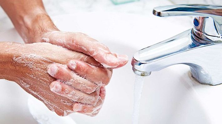 Bạn sẽ có thể kiểm soát bệnh này nếu áp dụng các biện pháp sau: Rửa tay bằng xà phòng và nước ít nhất 20 giây; Che miệng và mũi bằng một miếng khăn giấy khi bạn ho hoặc hắt hơi, ném chúng vào thùng rác ngay lập tức và rửa tay; Không lan truyền bệnh lên các vật dụng nhiều người tiếp xúc chung, chẳng hạn như tay nắm cửa hoặc mặt bàn; Không dùng chung cốc, đồ dùng hoặc các vật dụng với những người khác; Không đi du lịch đến những nơi mà dịch đang xảy ra...