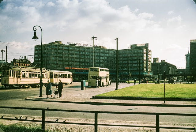 Tòa nhà ngân hàng Berliner Sparkasse - trụ sở hiện tại của ngân hàng Landesbank Berlin, tại quảng trường Alexanderplatz. Ảnh: Barney Britton/ Dpreview.