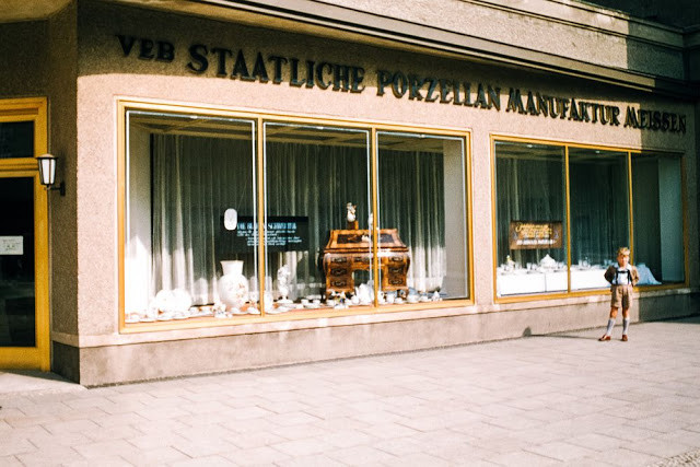Một cửa hàng ở Đông Berlin. Chữ VEB trên bảng hiệu là viết tắt của "Volkseigener Betrieb" - "Doanh nghiệp nhân dân". Ảnh: Barney Britton/ Dpreview.