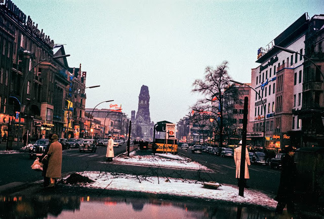 Kurfürstendamm - một trong những con phố thương mại sầm uất nhất của Tây Berlin năm 1956. Ảnh: Barney Britton/ Dpreview.