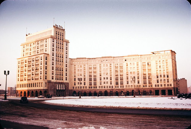 Một góc nhìn khác về khu chung cư Strausberger Platz, Đông Berlin. Ảnh: Barney Britton/ Dpreview.