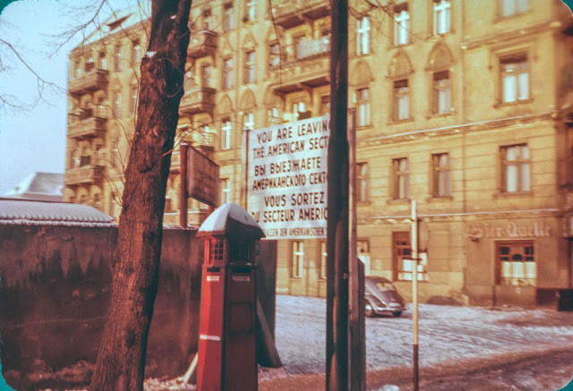 Năm 1956, Bức tường Berlin chưa được xây dựng. Trong ảnh là một bảng hiệu bằng tiếng Anh, Nga và Pháp đánh dấu phạm vi khu vực Mỹ kiểm soát. Ảnh: Barney Britton/ Dpreview.