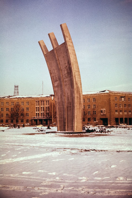 Đài tưởng niệm tại Sân bay Templehof, công trình ghi nhớ chiến dịch không vận cho Tây Berlin 1948-1949. Ảnh: Barney Britton/ Dpreview.