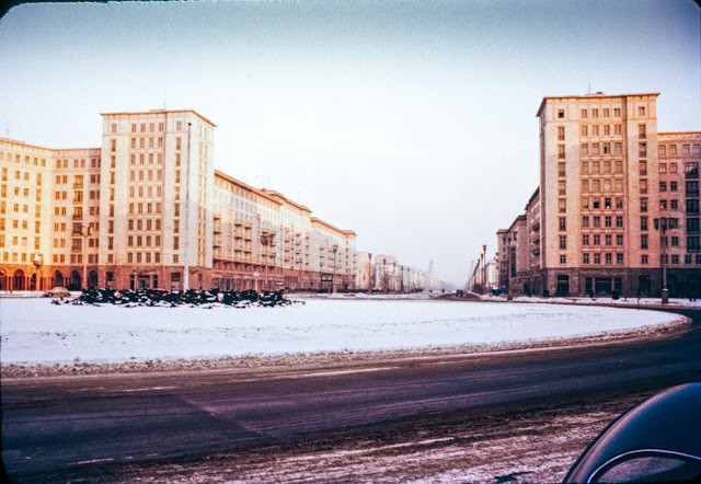 Khu chung cư Strausberger Platz do Liên Xô xây dựng, Berlin mùa đông năm 1956. Ảnh: Barney Britton/ Dpreview.