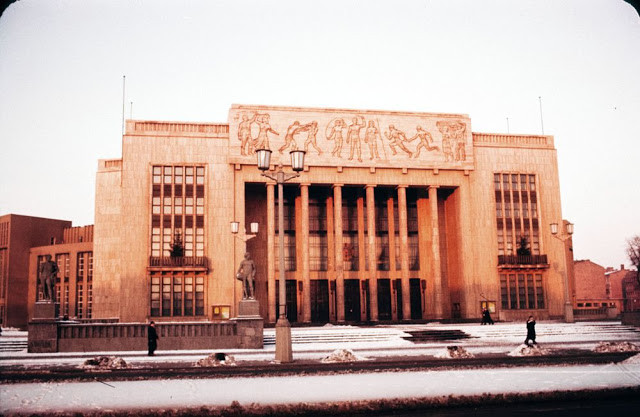 Tòa nhà Sports Haus trên đại lộ Stalinallee (nay là đại lộ Karl-Marxallee) ở Đông Berlin. Công trình được xây dựng cho Liên hoan Thanh niên và Sinh viên Thế giới vào năm 1951, bị phá dỡ vào năm 1971. Ảnh: Barney Britton/ Dpreview.