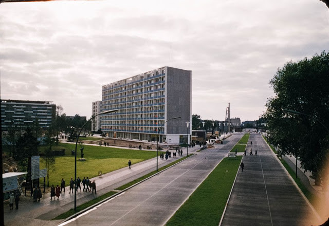 Tòa nhà Interbau, được xây dựng như một phần của Triển lãm xây dựng quốc tế 1957. Ảnh chụp từ hệ thống cáp treo - một công trình tham gia triển lãm. Ảnh: Barney Britton/ Dpreview.