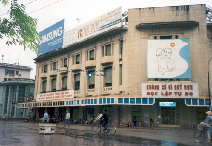 Góc phố Đinh Tiên Hoàng - Tràng Tiền, Hà Nội năm 1991. Ảnh: Lewis M. Stern.