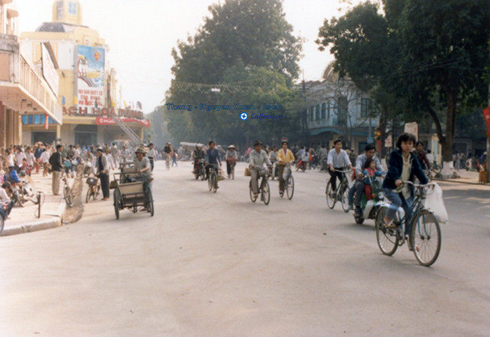 Trên phố Đinh Tiên Hoàng, phía xa là Bách hóa tổng hợp ở góc Tràng Tiền - Hàng Bài.