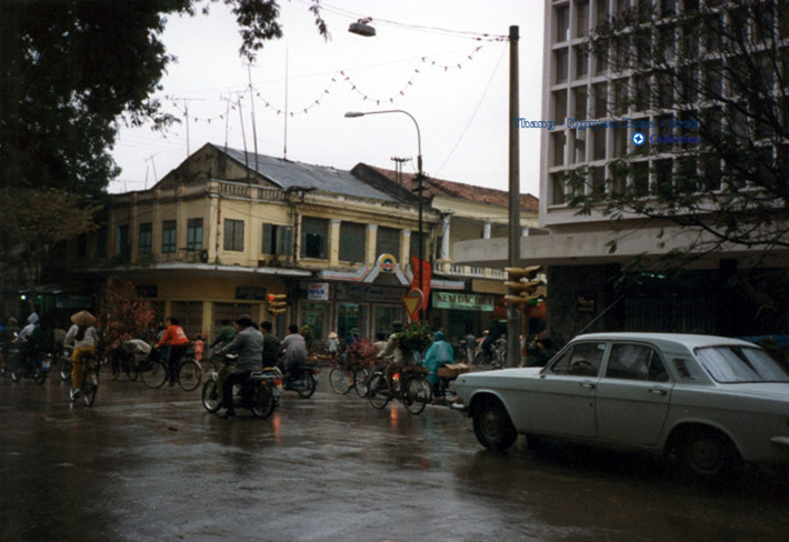 Ngã tư Ngô Quyền - Tràng Tiền, gần cửa hàng kem Tràng Tiền.