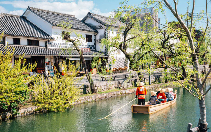 Khu vực mỹ quan Kurashiki (thành phố Kurashiki, tỉnh Okayama). Khu vực này gây ấn tượng đặc biệt với những ngôi nhà cổ được bao quanh bằng những bức tường namako trắng đen, cùng những rặng liễu soi bóng xuống dòng sông Kurashiki. Nơi đây cũng có nhiều cơ sở văn hóa như Bảo tàng Nghệ thuật Ohara, Bảo tàng Nghệ thuật Dân gian, Bảo tàng Khảo cổ học. Ảnh: Japan Today.