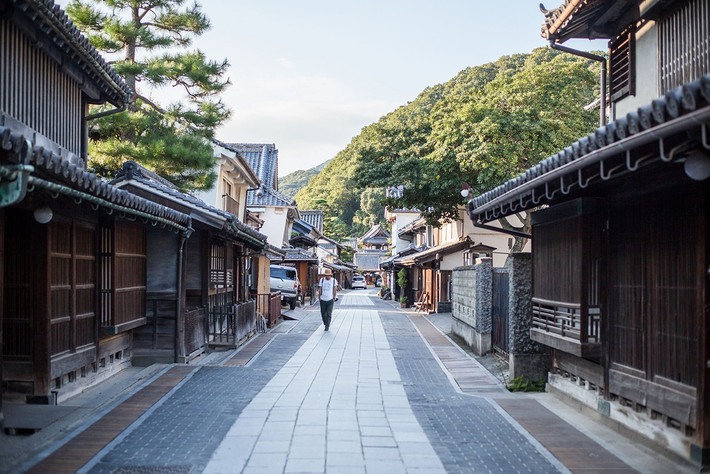 Khu phố cổ Takehara (thành phố Takehara, tỉnh Hiroshima). Phố cổ Takehara được biết đến với những ngôi nhà thương gia thời kỳ Edo vẫn được giàn giữ tốt với kiến trúc chắc chắn, cửa sổ kiểu song gỗ dạng lưới có mái che được thiết kế một cách tinh tế. Mang đậm vẻ đẹp truyền thống, khu phố này được mệnh danh là một "tiểu Kyoto". Ảnh: Takeharakankou.jp.