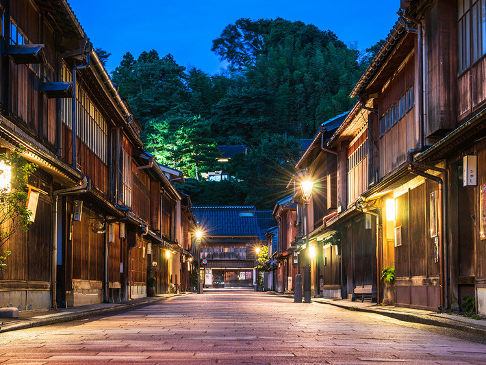 Khu phố trà Higashi Chaya (thành phố Kanazawa, tỉnh Ishikawa). Higashi Chaya là khu phố trà lớn nhất Kanazawa với dãy những quán trà nối tiếp nhau. Bên cạnh các trà thất, nơi đây còn có nhiều phòng trưng bày và cửa hàng với nội thất được bài trí một cách độc đáo. Ảnh: Hokuriku×tokyo.