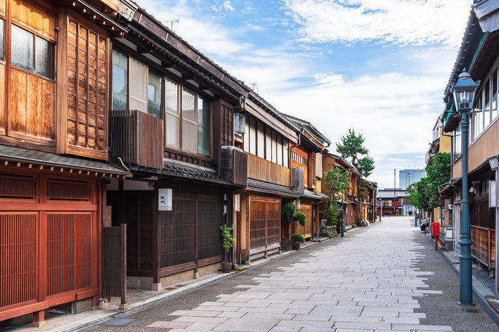 Khu phố trà Nishi Chaya (thành phố Kanazawa, tỉnh Ishikawa). Nishi Chaya là khu phố trà nổi tiếng khác của Kanazawa. Nơi đây mang bầu không khí cổ xưa với những ngôi nhà mang lối kiến trúc trà thất đặc trưng, cao hai tầng, có cửa lưới bằng gỗ ở tầng một. Ảnh: Ishikawa Travel.