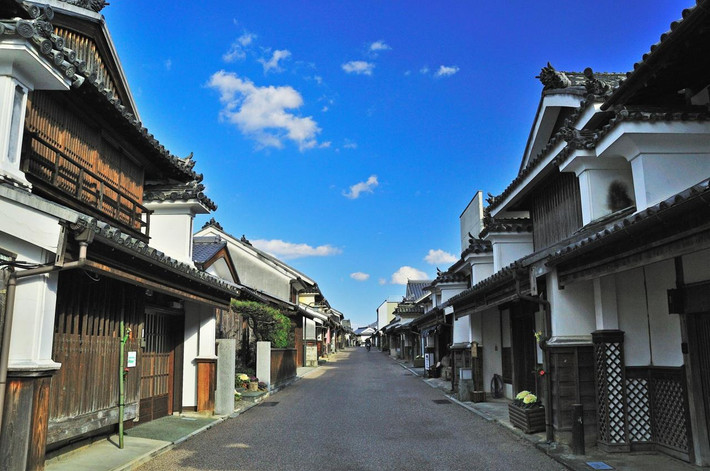 Khu phố cổ Udatsu (thành phố Mima, tỉnh Tokushima). Từng là nơi tập trung của các thương nhân buôn chàm thời Edo và Minh Trị, phố cổ Udatsu còn lưu giữ những ngôi nhà kiên cố được ngăn cách bằng tường chống cháy udatsu, lối xây dựng cầu kỳ và tốn kém so với mặt bằng chung ở Nhật Bản thời đó. Ảnh: The KANSAI Guide.