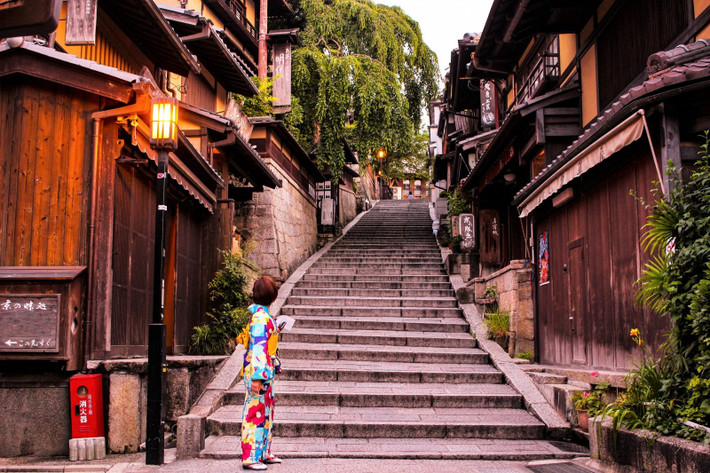 Dốc Sannenzaka (thành phố Kyoto, tỉnh Kyoto). Sannenzaka là con dốc lát đá được tạo ra làm lối dẫn đến chùa Kiyomizu-dera (Thanh Thủy tự) - ngôi chùa nổi tiếng của cố đô Nhật Bản. Dọc con dốc này là những ngôi nhà, hàng quán mang kiến trúc truyền thống có mặt tiền bằng gỗ. Ảnh: Japan Web Magazine.