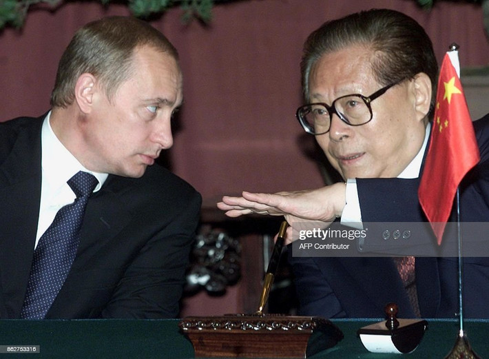 Chủ tịch Trung Quốc Giang Trạch Dân trò chuyện với Tổng thống Liên bang Nga Vladimir Putin tại một cuộc họp có sự tham gia của các nhà lãnh đạo Trung Quốc, Nga và bốn quốc gia Trung Á ở Thượng Hải, ngày 14/6/2001. Ảnh: AFP via Getty Images.