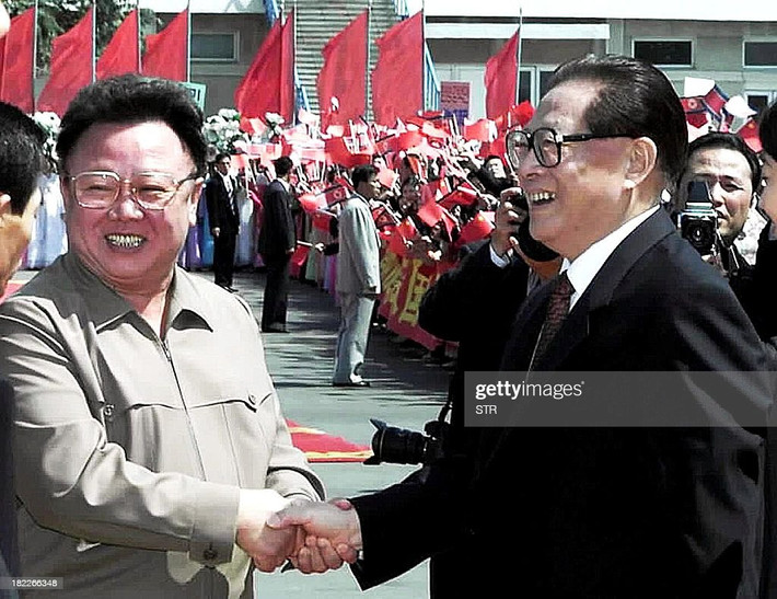 Chủ tịch Trung Quốc Giang Trạch Dân được nhà lãnh đạo Triều Tiên Kim Jong-Il chào đón tại sân bay Bình Nhưỡng, CHDCND Triều Tiên, ngày 3/9/2001. Nhà lãnh đạo Trung Quốc đến đây để hội đàm với ông Kim về vấn đề an ninh trên bán đảo Triều Tiên. Ảnh: STR/AFP via Getty Images.