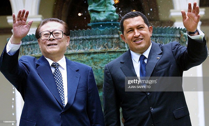 Chủ tịch Trung Quốc Giang Trạch Dân và Tổng thống Venezuela Hugo Chavez vẫy chào giới truyền thông tại dinh tổng thống Miraflores ở Caracas, Venezuela ngày 16/4/2000. Venezuela là điểm dừng chân cuối cùng trong chuyến công du 12 ngày tới Mỹ Latinh của ông Giang. Ảnh: JUAN BARRETO/AFP qua Getty Images.