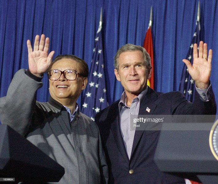 Chủ tịch Trung Quốc Giang Trạch Dân và Tổng thống Mỹ George W. Bush vẫy tay chào sau cuộc họp báo ngày 25/10/2002 tại trang trại của ông Bush ở Crawford, Texas. Tại đây, hai nhà lãnh đạo đã thảo luận về vấn đề Iraq và Triều Tiên trong cuộc gặp kéo dài 90 phút. Ảnh: Rod Aydelotte-Pool/Getty Images.