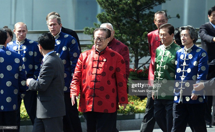 Chủ tịch Trung Quốc Giang Trạch Dân cùng Tổng thống Nga Vladimir Putin, Tổng thống Mỹ George W. Bush, Tổng thống Hàn Quốc Kim Dae-Jung và Thủ tướng Nhật Bản Junichiro Koizumi tham dự buổi chụp ảnh trong hội nghị cấp cao APEC vào ngày 21/10/2001 tại Thượng Hải, Trung Quốc. Ảnh: The Asahi Shimbun qua Getty Images.