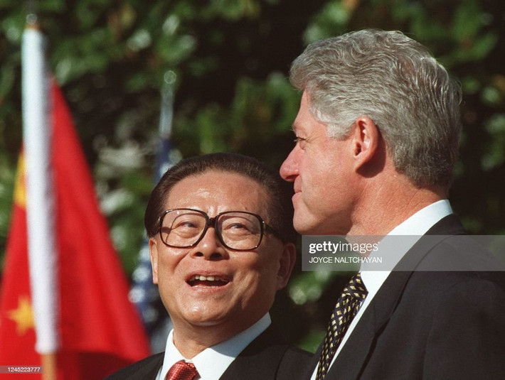 Chủ tịch Trung Quốc Giang Trạch Dân và Tổng thống Mỹ Bill Clinton trong buổi lễ chào đón vào ngày 29/10/1997 tại Nhà Trắng ở Washington DC. Ông Giang đến Mỹ trong chuyến công du 8 ngày qua 6 thành phố khác nhau. Ảnh: JOYCE NALTCHAYAN / AFP via Getty Images.