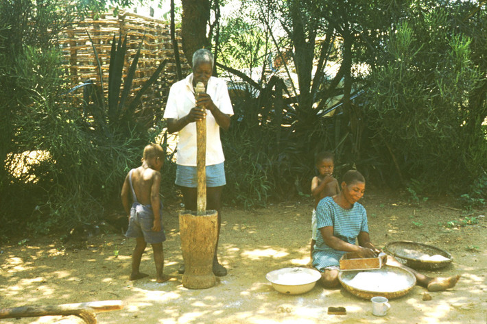 Cảnh sinh hoạt ở vùng nông thôn Mozambique.