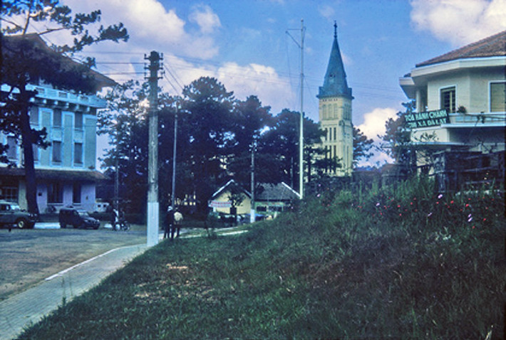 Khách sạn Hôtel du Parc (trái) và nhà thờ Chính tòa Đà Lạt (phải), khoảng 1964-1965. Ảnh: The Warren G. Reed Collection.