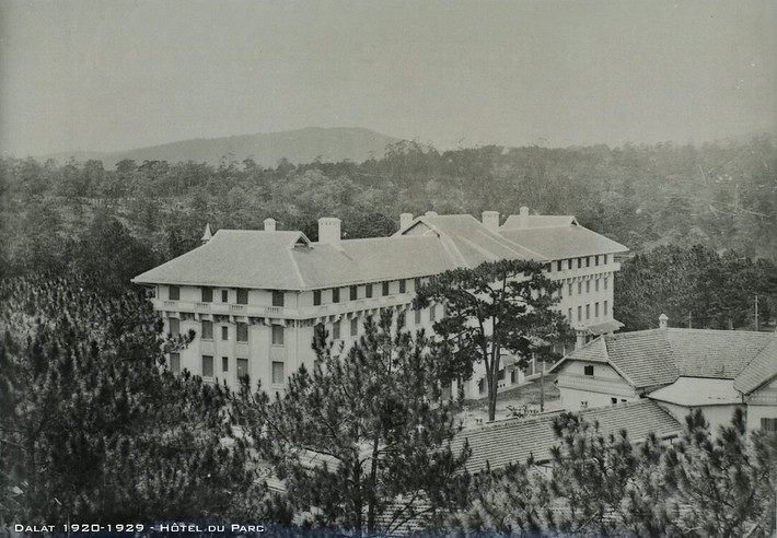 Toàn cảnh khách sạn Hôtel du Parc nhìn từ trên cao, cuối thập niên 1920. Đây từng là nơi lưu trú của nhiều nhân vật nổi tiếng như Toàn quyền Đông Dương Alesandre Varenne, nhà điểu cầm học Jean Delacour, tiểu thuyết gia Marguerite Duras...
