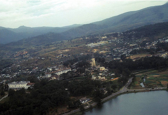 Không ảnh Đà Lạt năm 1970. Khách sạn Hôtel du Parc nằm giữa khách sạn Dalat Palace và nhà thờ Con Gà (nhà thờ Chính tòa).