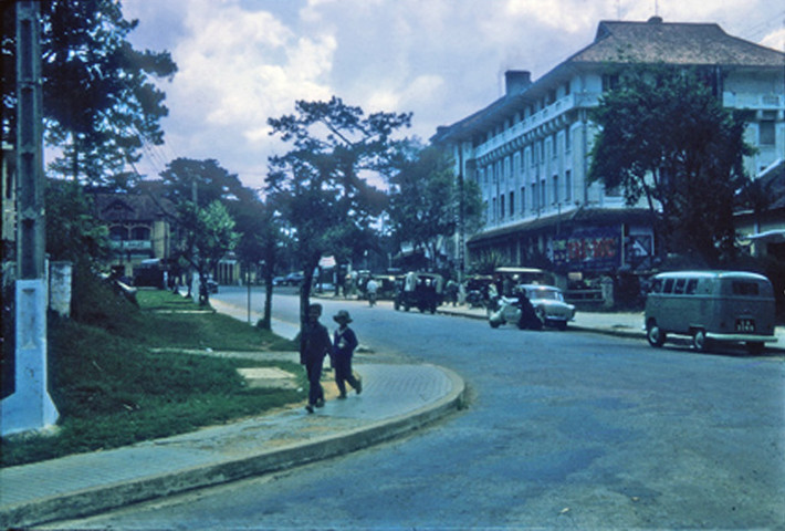 Đường Yersin và khách sạn Hôtel du Parc, khoảng 1964-1965. Ảnh: The Warren G. Reed Collection.
