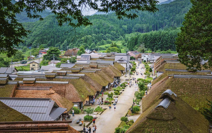 Khu phố trọ Ouchi-juku (quận Minamiaizu - tỉnh Fukushima). Hình thành từ thời Edo, khu phố này còn lưu giữ hơn 30 căn nhà lợp mái tranh nằm dọc hai bên đường, gồm nhà trọ, quán ăn, cửa hàng đồ lưu niệm. Ảnh: Wanderplans.