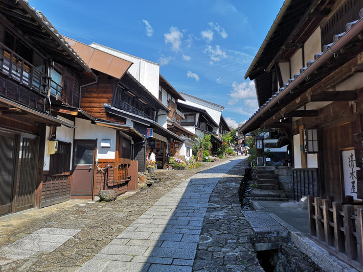 Phố nhà trọ Magome-juku (thành phố Nakatsugawa, tỉnh Gifu). Magome-juku là khu phố tập trung các nhà trọ kiểu cổ nằm trên một con dốc dài khoảng 600 mét, nằm trên con đường Nakasendo, một trong năm tuyến đường huyết mạch Gokaido thời Edo. Ảnh: Hiking Around Tokyo.