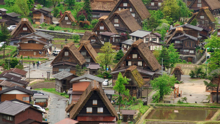 Làng cổ Shirakawa-go (quận Ono, tỉnh Gifu). Được công nhận là Di sản văn hóa thế giới – Shirakawa-go là được biết đến qua kiến trúc nhà truyền thống gassho-zukuri, với đặc trưng là mái nhà lợp tranh được xây dốc xuống giống như bàn tay chắp lại. Ảnh: HotelsCombined.