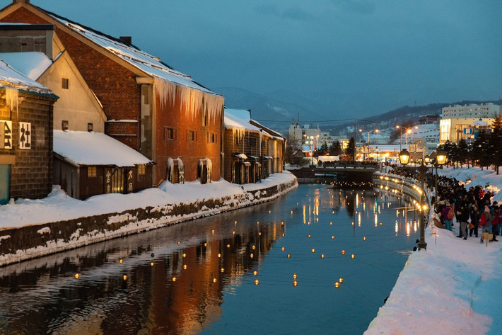 Khu phố cổ ven kênh đào Otaru (thành phố Otaru, tỉnh Hokkaido). Rải rác dọc hai bờ kênh đào được xây dựng vào thập niên 1920 này là các nhà kho bằng đá và các công trình lịch sử lâu đời. Ảnh: Nippon.com.