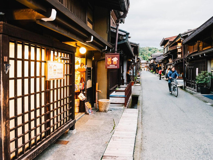 Khu Bảo tồn kiến trúc nhà truyền thống đường Sanmachi (thành phố Takayama, tỉnh Gifu). Khu vực này tái hiện một khung cảnh đô thị Nhật Bản với những căn nhà gỗ hai tầng được xây dựng từ cuối thời Edo đến thời Minh Trị. Ảnh: Booking.com.
