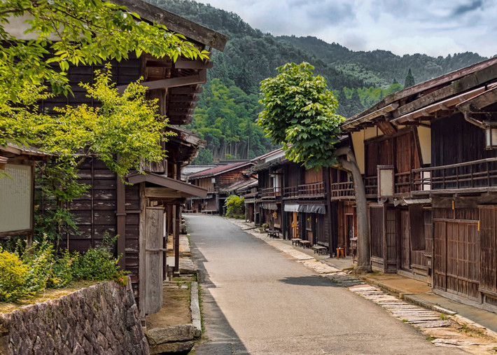 Khu phố trọ Tsumago-juku (quận Kiso, tỉnh Nagano). Tsumago-juku là khu bảo tồn quần thể kiến trúc nhà cổ truyền thống có từ thời Edo. Đường phố nơi đây đượm một không khí cổ xưa với các cửa hàng và nhà gỗ dọc hai bên. Ảnh: Audley Travel.