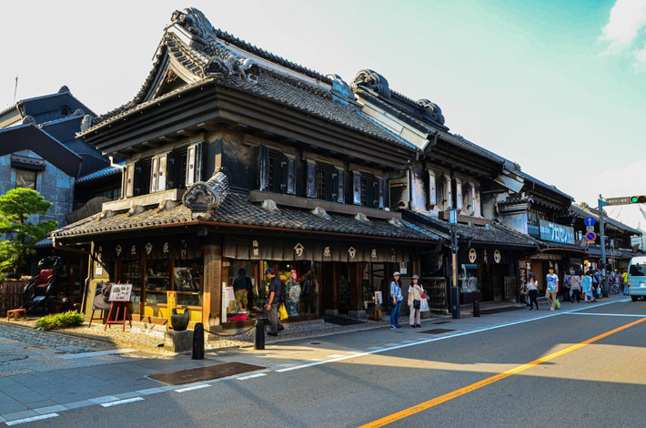 Khu phố Kurazukuri (thành phố Kawagoe, tỉnh Saitama). Đây là nơi có nhiều kurazukuri - kiểu kiến trúc nhà kho sơ với tường đất dày được trát vữa, xi măng và cửa kép dày nặng, có khả năng chống cháy, được xây sau Đại hỏa hoạn Kawagoe 1893. Ảnh: Japan Wonder Travel Blog.