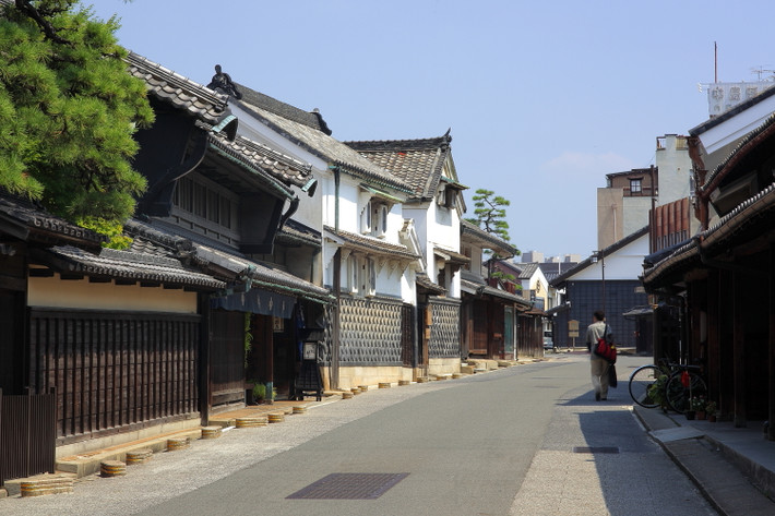 Phố cổ Arimatsu (thành phố Nagoya, tỉnh Aichi). Arimatsu là một thị trấn cổ được thành lập từ năm 1608. Sau trận hỏa hoạn lớn năm 1784, các ngôi nhà kiểu cũ tại nơi này đã được tu sửa tạo nên một thị trấn thương mại phồn thịnh. Ảnh: Wikipedia.