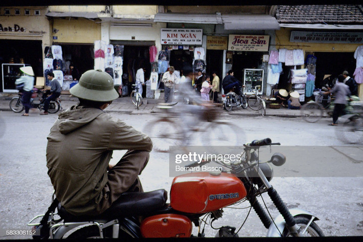 Người đàn ông ngồi trên chiếc xe Simson ở phố Hàng Gai, Hà Nội năm 1993. Ảnh: Bernard Bisson/Sygma via Getty Images.