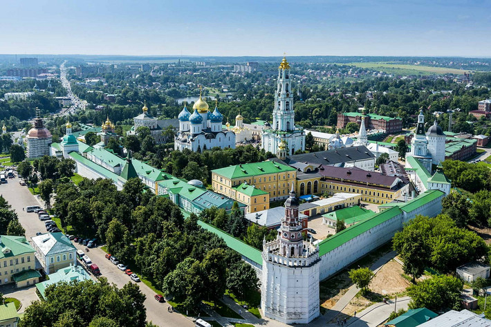 2. Sergiev Posad. Nằm cách Moscow 73 km, thị trấn Sergiev Posad nổi tiếng với quần thể kiến trúc Troitse-Sergiyeva Lavra, có từ thế kỷ 14, là tu viện quan trọng nhất của Nga và là "trái tim" của Chính Thống giáo Nga. Ảnh: Комсомольская правда.