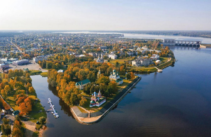 5. Uglich. Nằm cách Rostov-Veliky 88 km, Uglich mang vẻ đẹp thơ mộng với những công trình cổ soi bóng xuống dòng Volga. Những địa điểm hấp dẫn ở nơi đây là nhà thờ thánh Demetrios hay căn phòng bằng đá có từ thế kỷ 15 của Đại công tước Dmitry. Ảnh: Top7Travel.